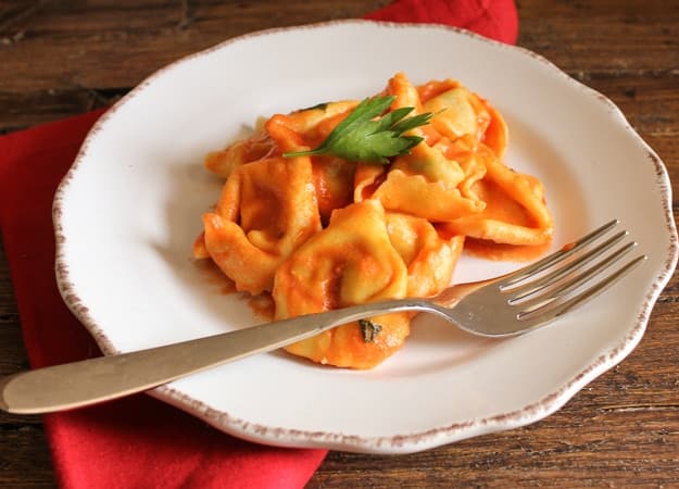 easy-tomato-cream-sauce-for-ravioli