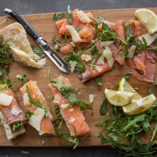 smoked salmon & rucola on a board with bread
