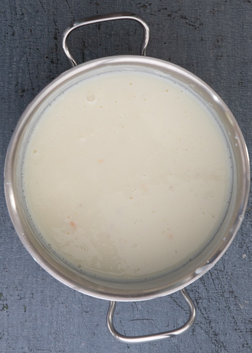 The white sauce cooked in the pot.