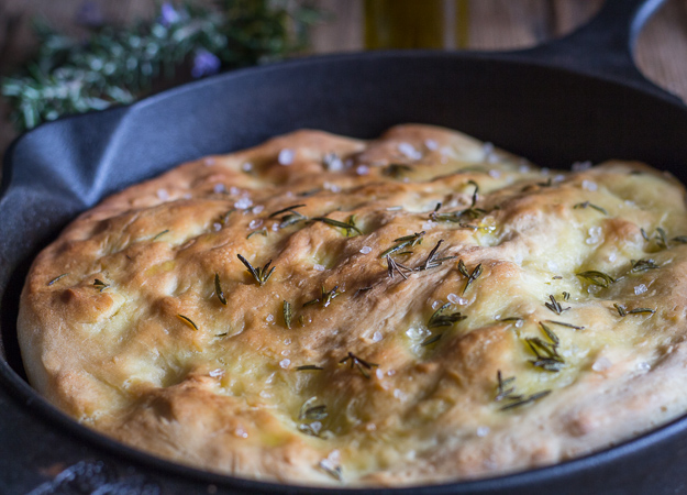 Focaccia in einer schwarzen Pfanne