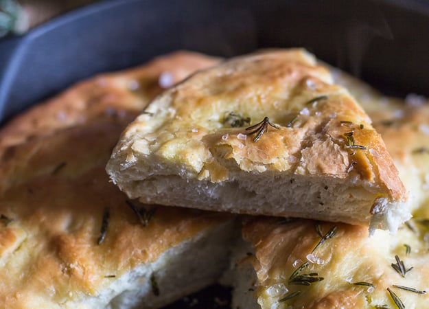 une tranche de pain focaccia