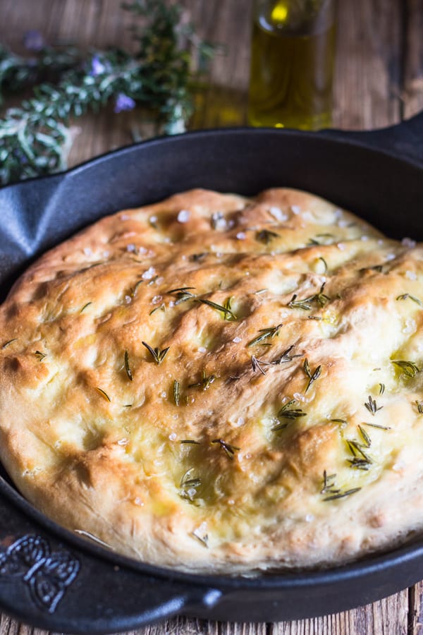 focaccia en sartén negra horneada