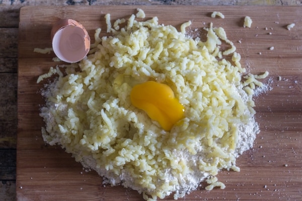 домашние ньокки ингредиенты мука, рисовый картофель и яйцо на деревянной доске