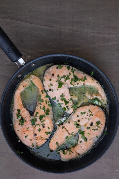 The salmon steaks with parsley and pepper.