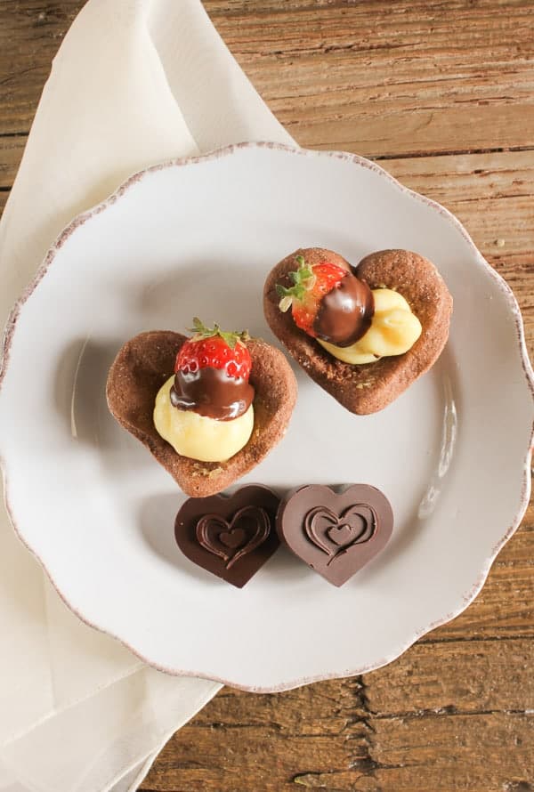 Italian Valentine's Day tarts, why not celebrate Valentines Day with a little Italian flare? A delicious tart dough and creamy filling.