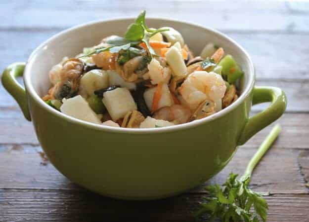 Italian Seafood Salad, love seafood? Then this is the perfect seafood appetizer recipe for you! Fast, easy and so delicious.