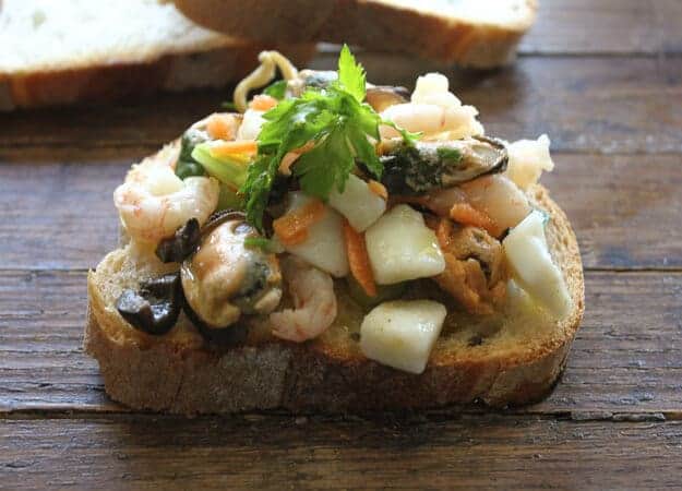 Italian Seafood Salad, love seafood? Then this is the perfect seafood appetizer recipe for you! Fast, easy and so delicious.