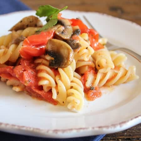 fusilli with fresh tomatoes and mushrooms