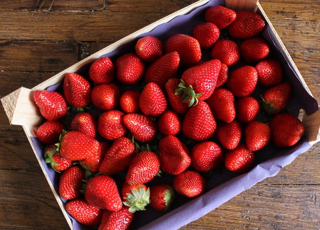  Smoothie à la fraise et à la banane au chocolat Blanc, une recette facile de smoothie à la fraise, une collation parfaite, les enfants vont l'adorer. Simple, rapide et sain.