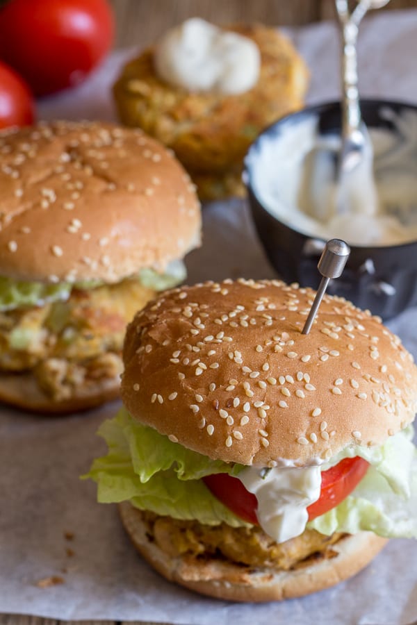 salmon burgers with yogurt sauce