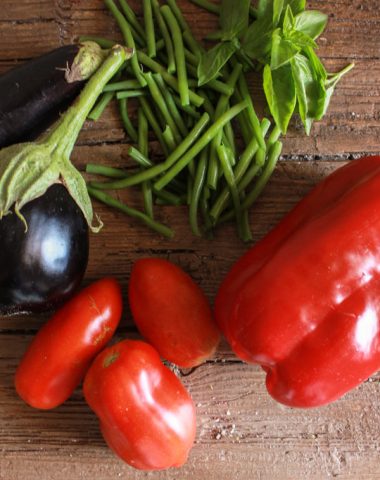 5 Summer Veggies to Freeze, the best veggies of summer to freeze for soups, stews, sauces and appetizers. Easy, fast and perfect for winter.