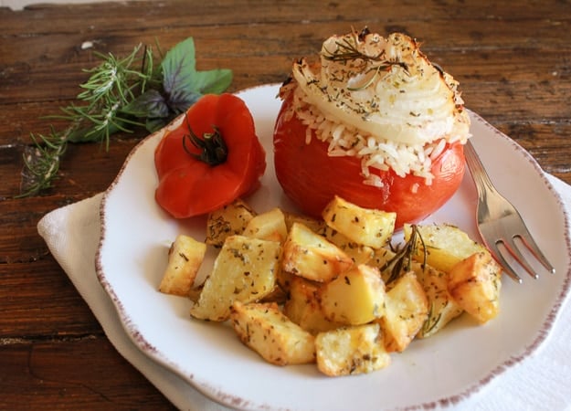 Italian Baked Stuffed Tomatoes with Rice, a healthy vegan/vegetarian dish. The perfect baked dinner recipe, with a delicious rice stuffing.