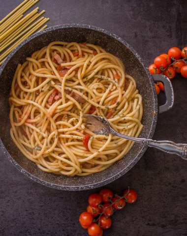Amatriciana with Fresh Tomatoes, the perfect Italian classic pasta sauce recipe, made with fresh ingredients, fast, delicious, and healthy.