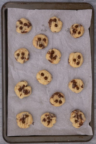 The cookies before baking on a baking sheet.