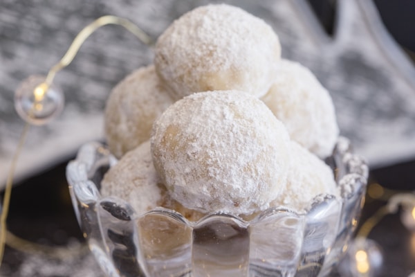 snowball cookies in a glass bowl