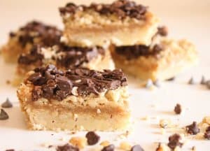 Turtle Cookie Bars, a fast and easy cookie recipe with a yummy shortbread base, filled with nuts, caramel and chocolate. A new favourite.
