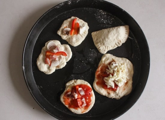 Pizzette Mini Calzoni , mini pizzas and calzoni, easy,delicious appetizers or snacks, perfect for parties or get togethers, kids will love them. 