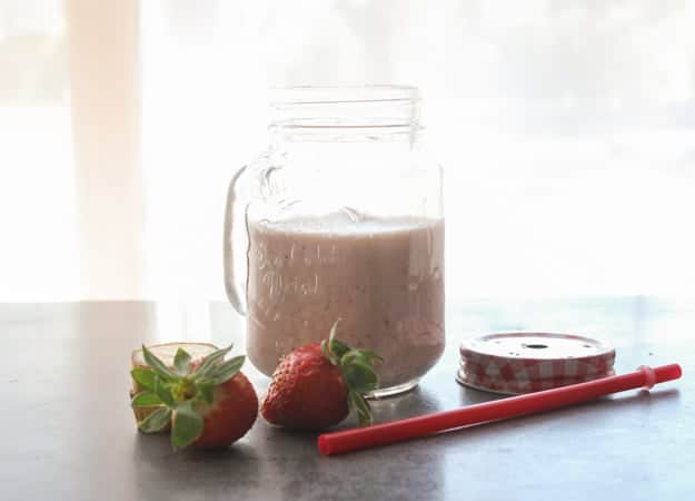 Schokoladen-Erdbeer-Bananen-Smoothie, ein einfaches Erdbeer-Smoothie-Rezept, ein perfekter Snack, Kinder werden es lieben. Einfach, schnell und gesund.