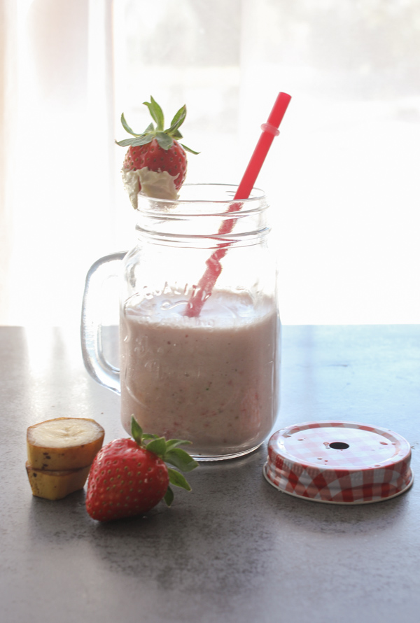 choklad Strawberry Banana Smoothie, ett enkelt jordgubbsmoothie recept, ett perfekt mellanmål, barnen kommer att älska det. Enkelt, snabbt och hälsosamt.