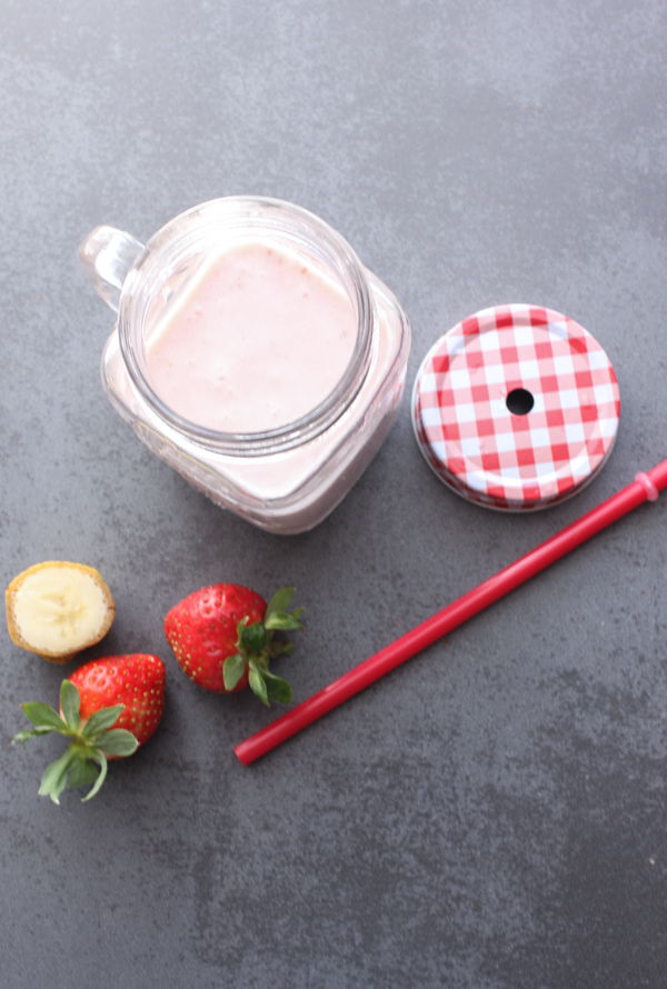 Batido de Banana De Morango com chocolate branco, uma receita fácil de smoothie de morango, um lanche perfeito, As crianças vão adorar. Simples, rápido e saudável.