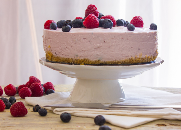 A delicious No-bake Greek Yogurt Pie, an easy recipe, pick your favorite Greek Yogurt flavor. The perfect family dinner dessert.