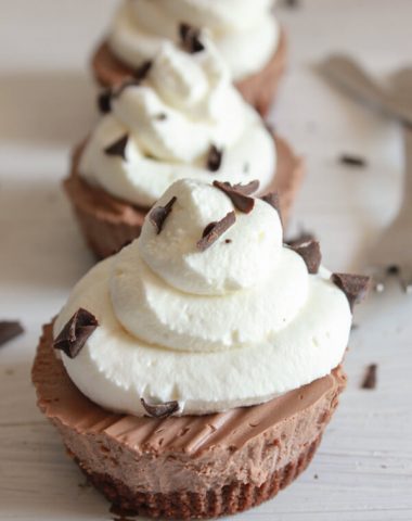 Individual Frozen Creamy Chocolate Mini Pies, a perfect summer no bake dessert, smooth creamy and chocolaty pie, kids and adults will love it.