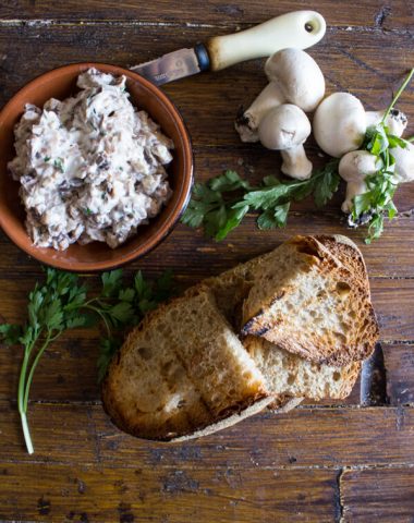 Mushroom Cream Cheese Spread a fast and easy fresh mushroom dip or spread, serve with crackers, bread or bruschetta. The Perfect appetizer.