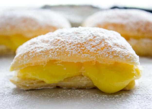 A delicious Italian Pastry Cream filled Puff Pastry Square, Sporcamuss, a traditional recipe from Southern Italy, fast easy and so good.