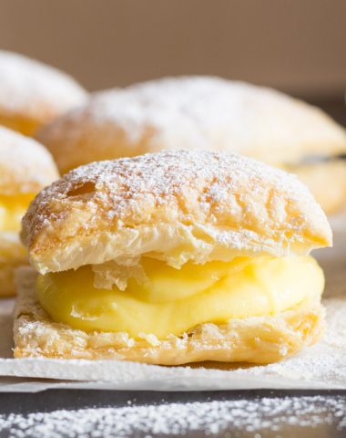 A delicious Italian Pastry Cream filled Puff Pastry Square, Sporcamuss, a traditional recipe from Southern Italy, fast easy and so good.