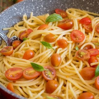 up close spaghetti aglio olio