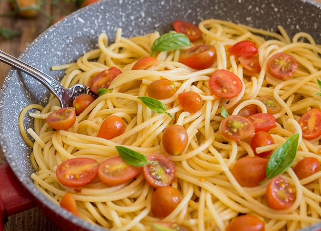 up close spaghetti aglio olio