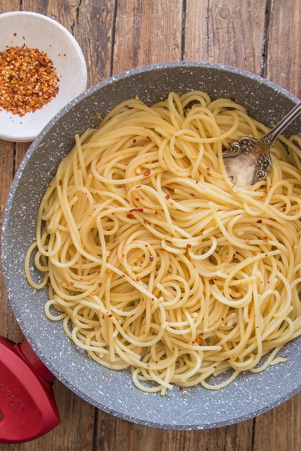 spaghetti aglio, olio in a pan