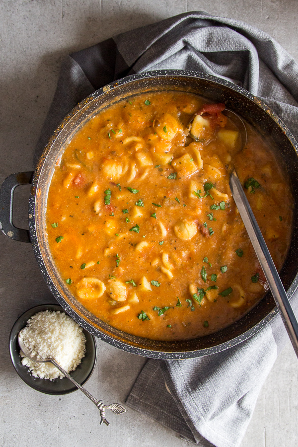 chickpea soup in a black pot