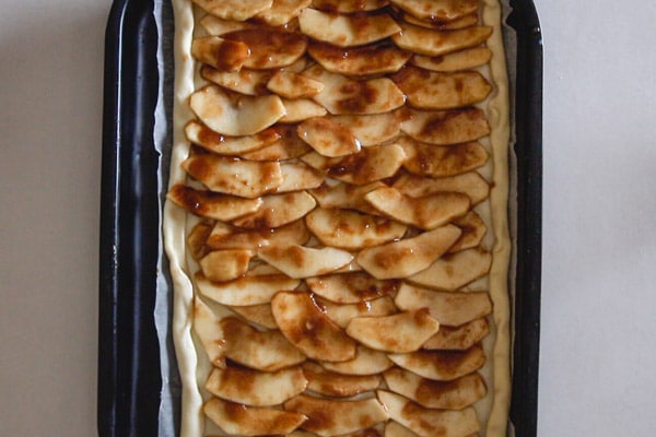 apple tart sliced apples on tart ready for baking