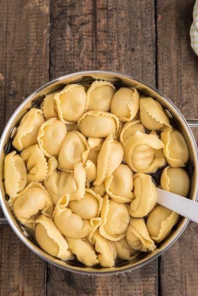 The boiled tortellini in a pot.