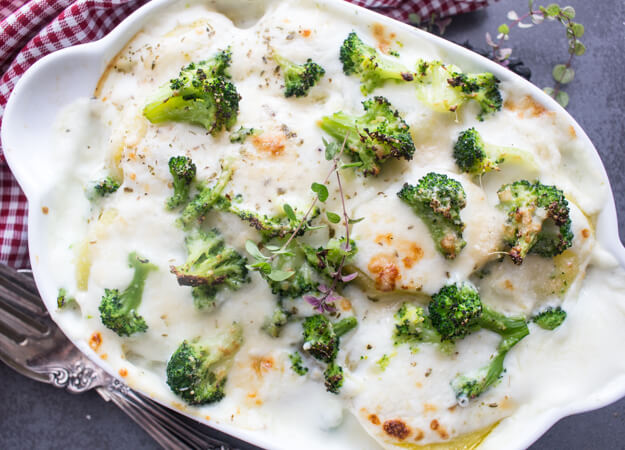 Comfort Food al suo meglio, Creamy Broccoli Potato Casserole un delizioso contorno o una ricetta per la famiglia. The Perfect anytime Comfort Bake.'s best, Creamy Broccoli Potato Casserole a delicious Side Dish or Family meal recipe. The Perfect anytime Comfort Bake.