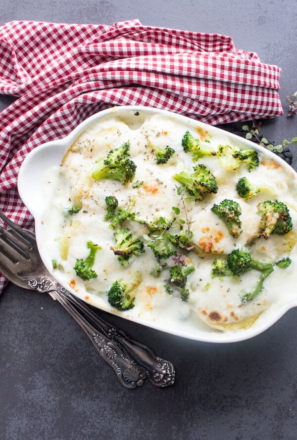 Comfort Food at it's best, Creamy Broccoli Potato Casserole eine köstliche Beilage oder ein Familiengericht.'s best, Creamy Broccoli Potato Casserole a delicious Side Dish or Family meal recipe. The Perfect anytime Comfort Bake.