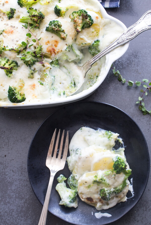 Komfortmat när den är som bäst, Creamy Broccoli Potato Casserole är ett läckert recept för en sidoplansch eller en familjemiddag. Den perfekta gräddbakelsen när som helst.'s best, Creamy Broccoli Potato Casserole a delicious Side Dish or Family meal recipe. The Perfect anytime Comfort Bake.