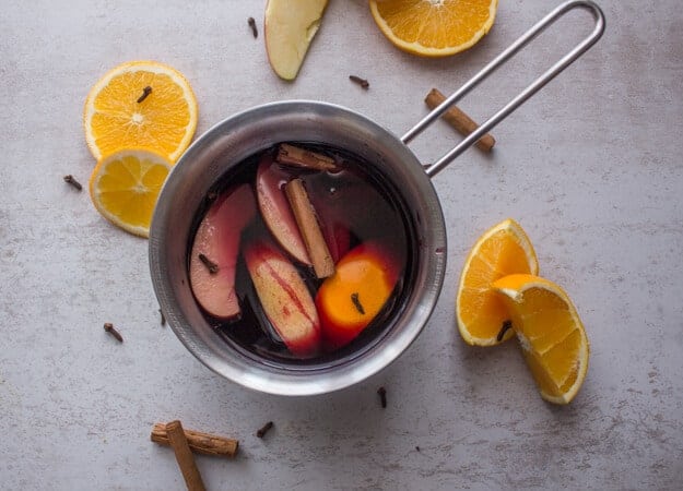 Easy Mulled Wine Recipe,red wine simmered with slices of orange, apple, cinnamon, cloves, fig and honey.A delicious simple feel better drink.
