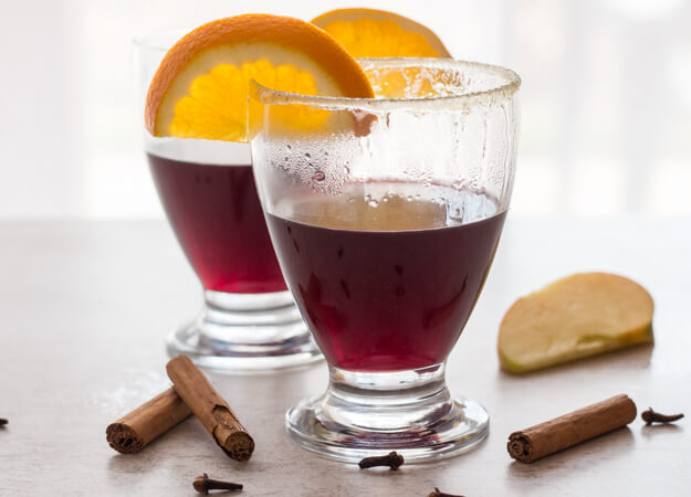 Easy Mulled Wine Recipe,red wine simmered with slices of orange, apple, cinnamon, cloves, fig and honey.A delicious simple feel better drink.