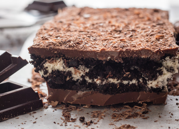 Cookies and Cream Chocolate Dream Bar is a delicious decadent homemade chocolate bar made with chocolate and Oreos. Yummy Dessert.