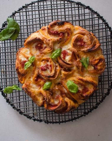 Easy Pull Apart Pizza, fast and so delicious, the perfect appetizer or main dish. a Cheesy Margarita Italian Pizza, pretty too!