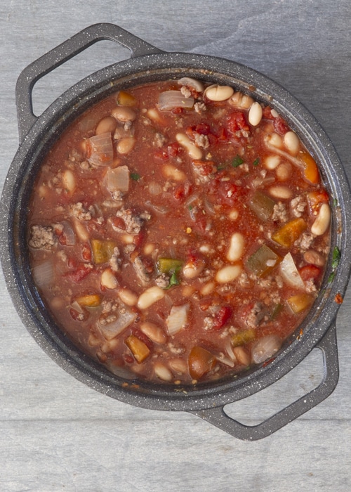 The cooked chili in a black pot.