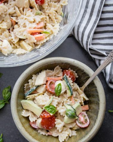 Creamy Italian Pasta Salad, a fast and easy Salad, fresh vegetables and a creamy homemade dressing make this a perfect lunch or dinner idea.