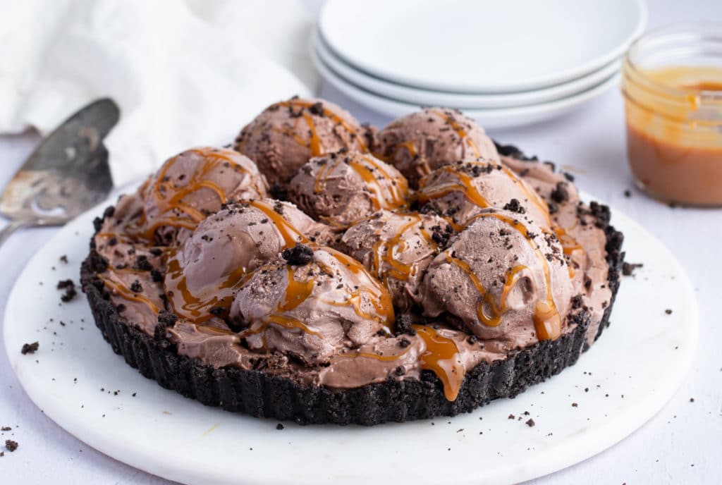 Ice cream pie on a white plate.