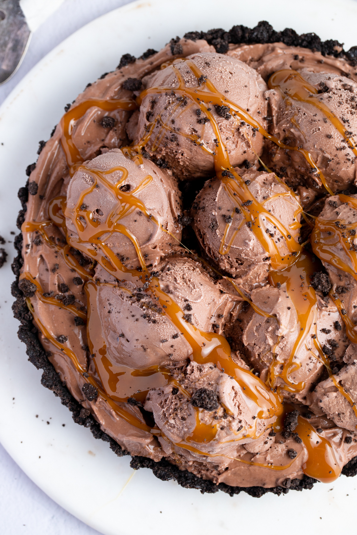 Ice cream pie on a white plate.