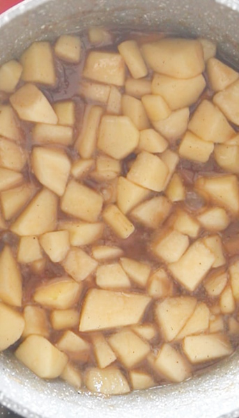 Apple pie filling in a pot made.