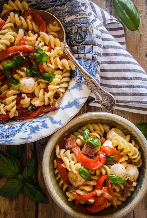 Roasted Pepper Pasta Salad, the perfect Italian cold Salad, filled with roasted peppers, mozzarella, bacon and a yummy Balsamic dressing.