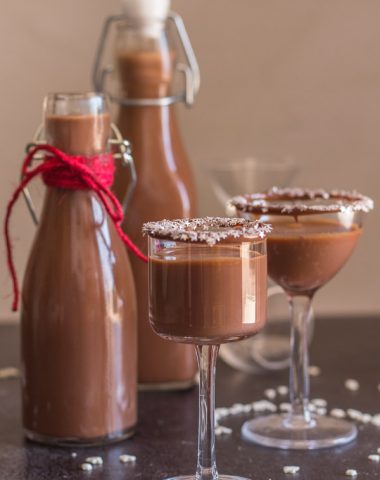 Homemade Creamy Nutella Liqueur an easy delicious hazelnut cream liqueur. Cold or on the rocks is the perfect holiday drink or dessert.