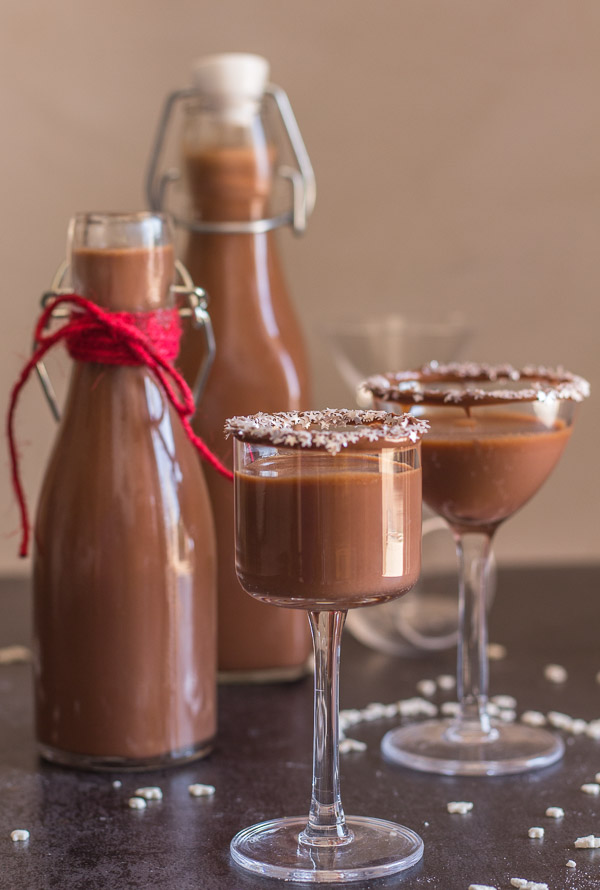 Homemade Creamy Nutella Liqueur an easy delicious hazelnut cream liqueur. Cold or on the rocks is the perfect holiday drink or dessert.